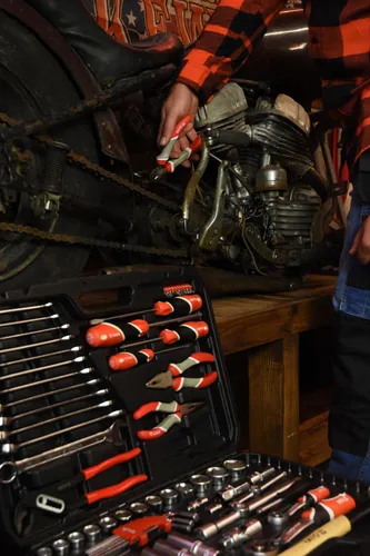 Zestaw narzędzi YATO YT-38901 (122 elementów)