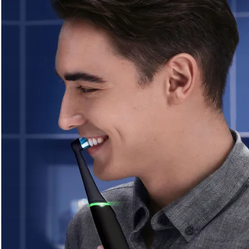 Зубная щетка Oral-B iO 6 черная магнитная