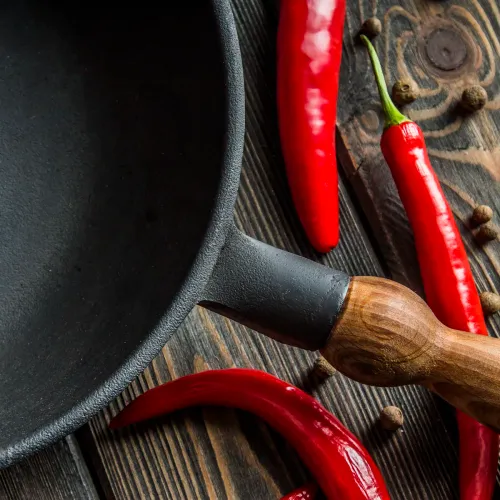 Patelnia żeliwna z pokrywką i odpinaną rączką MAYSTERNYA WOOD 24 cm