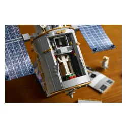 LEGO ICONS 11382 Hubble Space Telescope, zestaw klocków 18+
